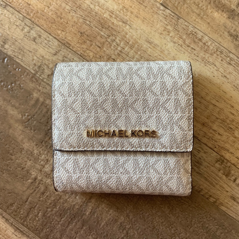 MICHAEL KORS SMALL LEATHER TRI FOLDED WALLET